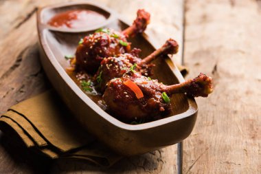 Szechuan tavuk bir popüler Hint-Çin olmayan vejetaryen yemek tarifi. bir tabak biber sosu ile servis. seçici odak