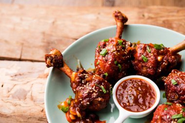 Szechuan tavuk bir popüler Hint-Çin olmayan vejetaryen yemek tarifi. bir tabak biber sosu ile servis. seçici odak