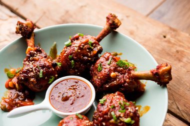 Szechuan tavuk bir popüler Hint-Çin olmayan vejetaryen yemek tarifi. bir tabak biber sosu ile servis. seçici odak