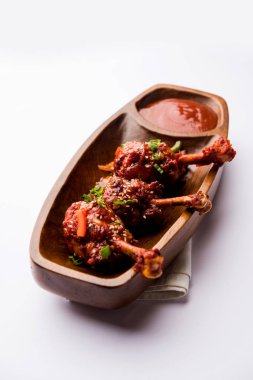 Szechuan tavuk bir popüler Hint-Çin olmayan vejetaryen yemek tarifi. bir tabak biber sosu ile servis. seçici odak