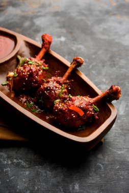 Szechuan tavuk bir popüler Hint-Çin olmayan vejetaryen yemek tarifi. bir tabak biber sosu ile servis. seçici odak