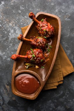 Szechuan tavuk bir popüler Hint-Çin olmayan vejetaryen yemek tarifi. bir tabak biber sosu ile servis. seçici odak