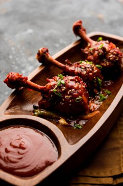 Szechuan tavuk bir popüler Hint-Çin olmayan vejetaryen yemek tarifi. bir tabak biber sosu ile servis. seçici odak