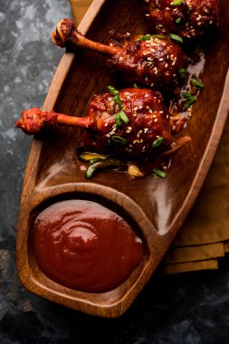 Szechuan tavuk bir popüler Hint-Çin olmayan vejetaryen yemek tarifi. bir tabak biber sosu ile servis. seçici odak