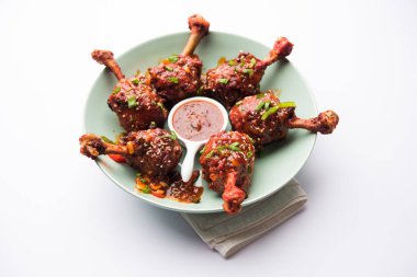 Szechuan tavuk bir popüler Hint-Çin olmayan vejetaryen yemek tarifi. bir tabak biber sosu ile servis. seçici odak