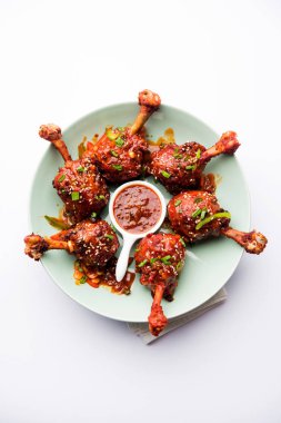 Szechuan tavuk bir popüler Hint-Çin olmayan vejetaryen yemek tarifi. bir tabak biber sosu ile servis. seçici odak