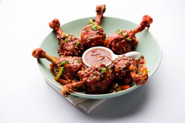 Szechuan tavuk bir popüler Hint-Çin olmayan vejetaryen yemek tarifi. bir tabak biber sosu ile servis. seçici odak