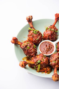 Szechuan tavuk bir popüler Hint-Çin olmayan vejetaryen yemek tarifi. bir tabak biber sosu ile servis. seçici odak