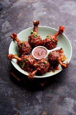 Szechuan tavuk bir popüler Hint-Çin olmayan vejetaryen yemek tarifi. bir tabak biber sosu ile servis. seçici odak