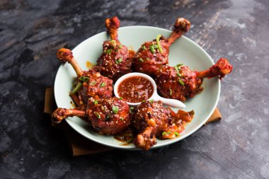 Szechuan tavuk bir popüler Hint-Çin olmayan vejetaryen yemek tarifi. bir tabak biber sosu ile servis. seçici odak