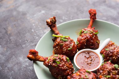 Szechuan tavuk bir popüler Hint-Çin olmayan vejetaryen yemek tarifi. bir tabak biber sosu ile servis. seçici odak