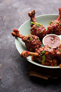 Szechuan tavuk bir popüler Hint-Çin olmayan vejetaryen yemek tarifi. bir tabak biber sosu ile servis. seçici odak