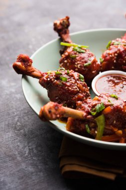 Szechuan tavuk bir popüler Hint-Çin olmayan vejetaryen yemek tarifi. bir tabak biber sosu ile servis. seçici odak