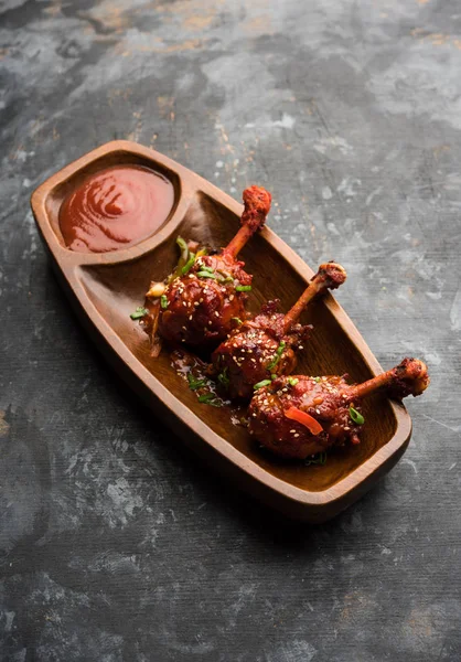 Szechuan tavuk bir popüler Hint-Çin olmayan vejetaryen yemek tarifi. bir tabak biber sosu ile servis. seçici odak