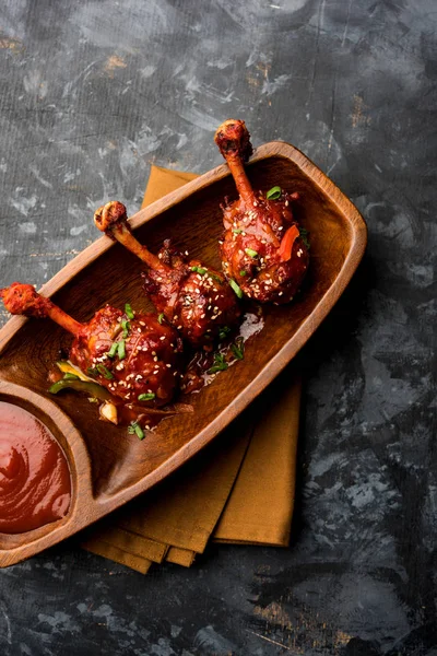 Szechuan tavuk bir popüler Hint-Çin olmayan vejetaryen yemek tarifi. bir tabak biber sosu ile servis. seçici odak