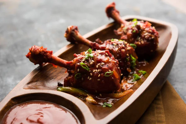 Szechuan tavuk bir popüler Hint-Çin olmayan vejetaryen yemek tarifi. bir tabak biber sosu ile servis. seçici odak