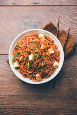 Schezwan hakka erişte paneer veya süzme peynir ile. Bir kasede servis. seçici odak