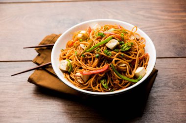 Schezwan hakka erişte paneer veya süzme peynir ile. Bir kasede servis. seçici odak