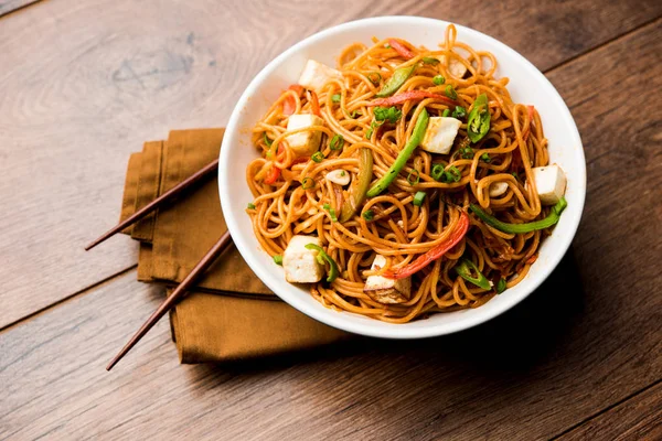 Schezwan hakka erişte paneer veya süzme peynir ile. Bir kasede servis. seçici odak