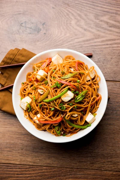 Schezwan Hakka Noedels Met Paneer Kwark Geserveerd Een Kom Selectieve — Stockfoto