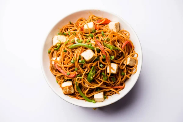 Fideos Schezwan Hakka Con Paneer Requesón Sirve Tazón Enfoque Selectivo — Foto de Stock