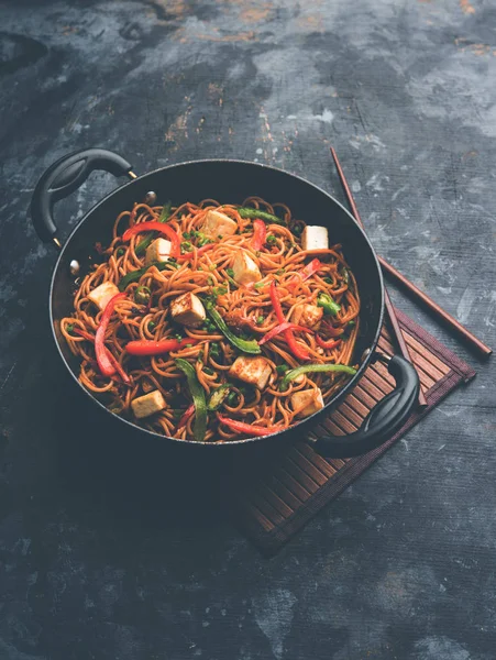 Schezwan hakka erişte paneer veya süzme peynir ile. Bir kasede servis. seçici odak