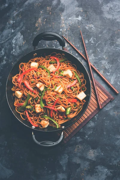 Schezwan hakka erişte paneer veya süzme peynir ile. Bir kasede servis. seçici odak