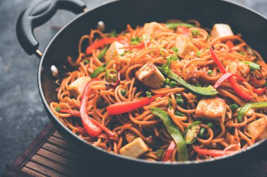 Schezwan hakka erişte paneer veya süzme peynir ile. Bir kasede servis. seçici odak