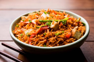 Schezwan paneer kızarmış pilav Szechuan sos ve peynir küpleri ile. bir kase ya da plaka veya tava servis. seçici odak