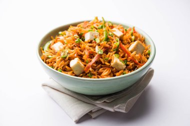 Schezwan paneer kızarmış pilav Szechuan sos ve peynir küpleri ile. bir kase ya da plaka veya tava servis. seçici odak