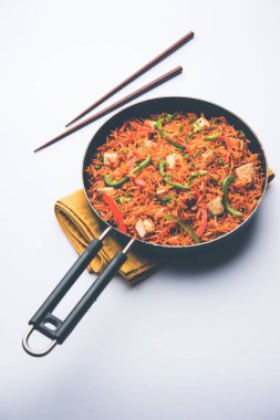 Schezwan paneer kızarmış pilav Szechuan sos ve peynir küpleri ile. bir kase ya da plaka veya tava servis. seçici odak