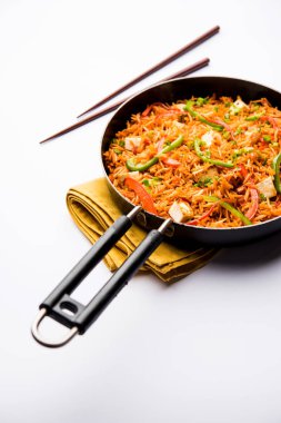 Schezwan paneer kızarmış pilav Szechuan sos ve peynir küpleri ile. bir kase ya da plaka veya tava servis. seçici odak