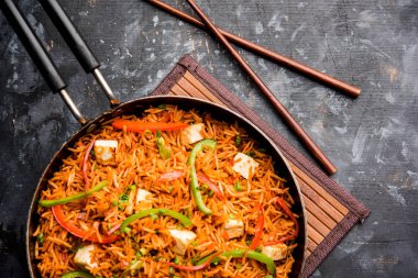 Schezwan paneer kızarmış pilav Szechuan sos ve peynir küpleri ile. bir kase ya da plaka veya tava servis. seçici odak