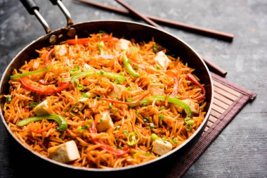 Schezwan paneer kızarmış pilav Szechuan sos ve peynir küpleri ile. bir kase ya da plaka veya tava servis. seçici odak