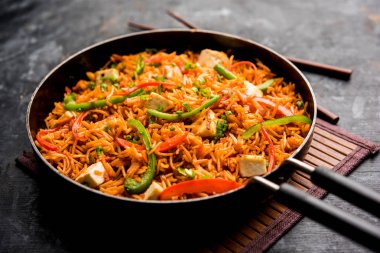 Schezwan paneer kızarmış pilav Szechuan sos ve peynir küpleri ile. bir kase ya da plaka veya tava servis. seçici odak