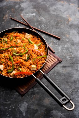 Schezwan paneer kızarmış pilav Szechuan sos ve peynir küpleri ile. bir kase ya da plaka veya tava servis. seçici odak