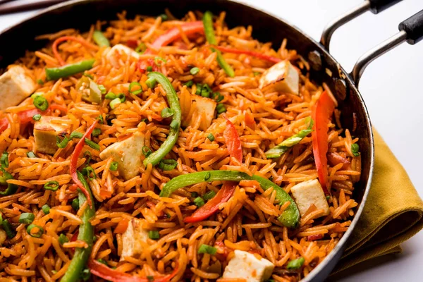 Schezwan paneer kızarmış pilav Szechuan sos ve peynir küpleri ile. bir kase ya da plaka veya tava servis. seçici odak