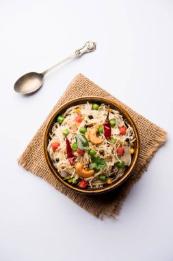 Semiya Upma veya erişte Uppuma veya uppittu Güney Hindistan popüler kahvaltı menüsünden var. bir kasede servis. seçici odak