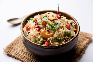 Semiya Upma veya erişte Uppuma veya uppittu Güney Hindistan popüler kahvaltı menüsünden var. bir kasede servis. seçici odak