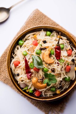 Semiya Upma veya erişte Uppuma veya uppittu Güney Hindistan popüler kahvaltı menüsünden var. bir kasede servis. seçici odak