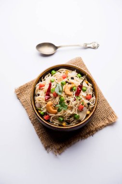 Semiya Upma veya erişte Uppuma veya uppittu Güney Hindistan popüler kahvaltı menüsünden var. bir kasede servis. seçici odak