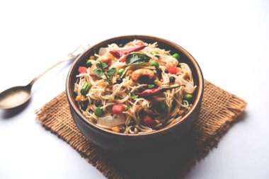 Semiya Upma veya erişte Uppuma veya uppittu Güney Hindistan popüler kahvaltı menüsünden var. bir kasede servis. seçici odak