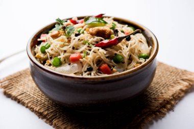 Semiya Upma veya erişte Uppuma veya uppittu Güney Hindistan popüler kahvaltı menüsünden var. bir kasede servis. seçici odak