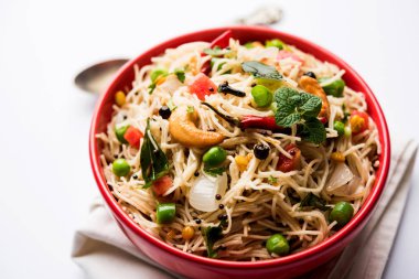 Semiya Upma veya erişte Uppuma veya uppittu Güney Hindistan popüler kahvaltı menüsünden var. bir kasede servis. seçici odak