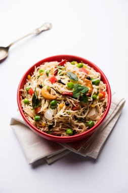 Semiya Upma veya erişte Uppuma veya uppittu Güney Hindistan popüler kahvaltı menüsünden var. bir kasede servis. seçici odak