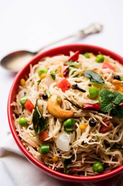 Semiya Upma veya erişte Uppuma veya uppittu Güney Hindistan popüler kahvaltı menüsünden var. bir kasede servis. seçici odak