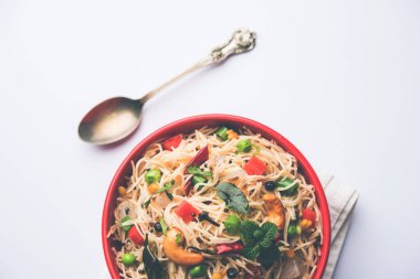 Semiya Upma veya erişte Uppuma veya uppittu Güney Hindistan popüler kahvaltı menüsünden var. bir kasede servis. seçici odak