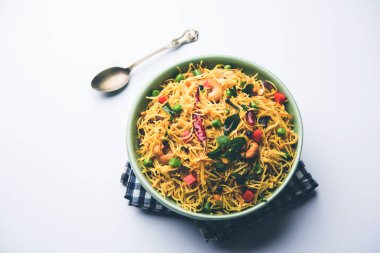 Semiya Upma veya erişte Uppuma veya uppittu Güney Hindistan popüler kahvaltı menüsünden var. bir kasede servis. seçici odak