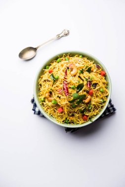 Semiya Upma veya erişte Uppuma veya uppittu Güney Hindistan popüler kahvaltı menüsünden var. bir kasede servis. seçici odak