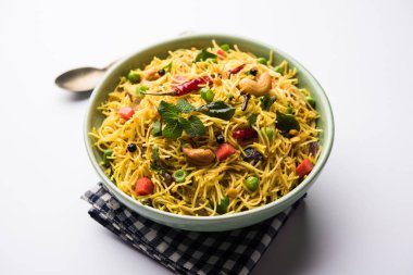 Semiya Upma veya erişte Uppuma veya uppittu Güney Hindistan popüler kahvaltı menüsünden var. bir kasede servis. seçici odak